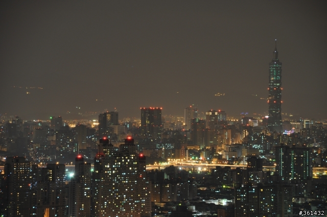 請問造成夜景白濛濛的原因