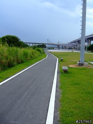鋪了！鋪了！在鋪柏油了！北縣新店溪畔腳踏車道