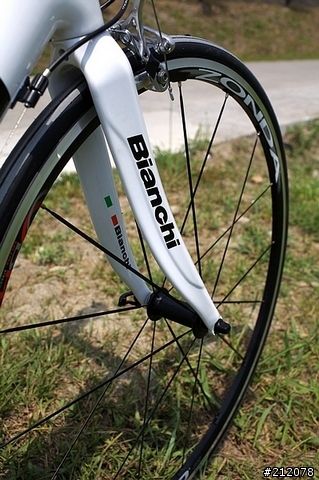 [分享] Bianchi 928 Carbon Tech {存了好久，好不容易通過女王申請的一部車 =..=}