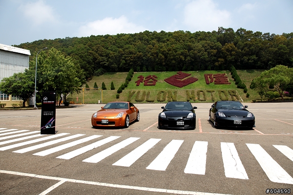 開370Z以時速200km UP在柏油路上狂奔