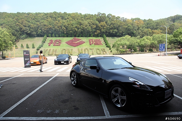 開370Z以時速200km UP在柏油路上狂奔
