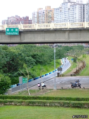鋪了！鋪了！在鋪柏油了！北縣新店溪畔腳踏車道