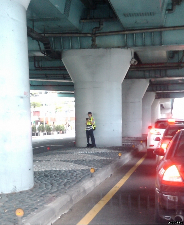 忠孝東路與復興南路警察偷拍