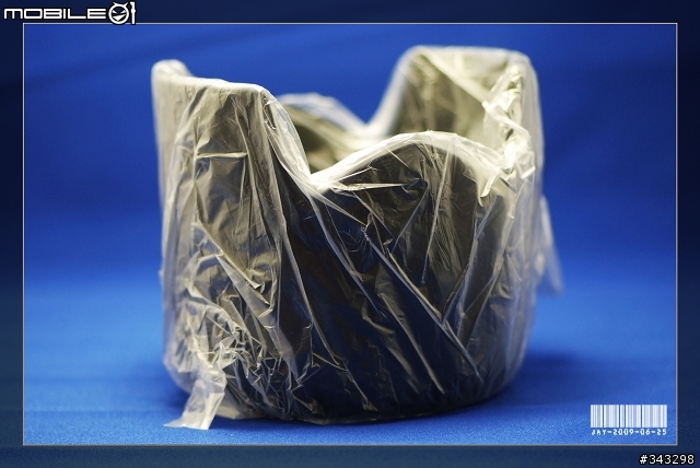 [分享] 當小黑三裝上蓮花型遮光罩時...