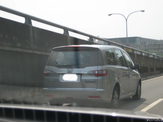 路上活逮掛牌的Luxgen MPV