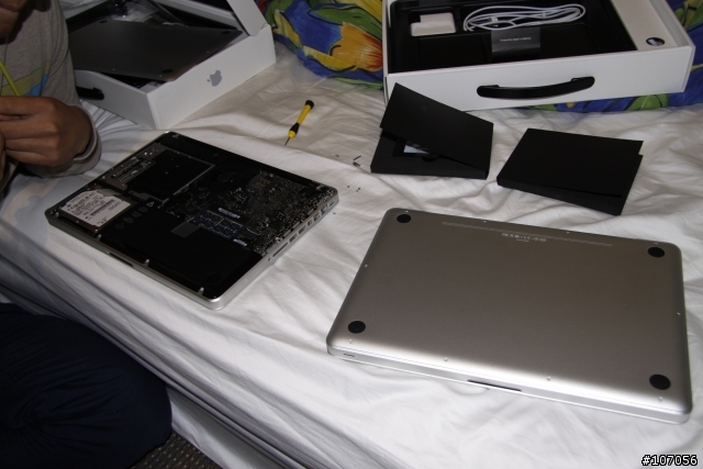 新 MacBook Pro 13" 屁股開花文(裝硬碟)