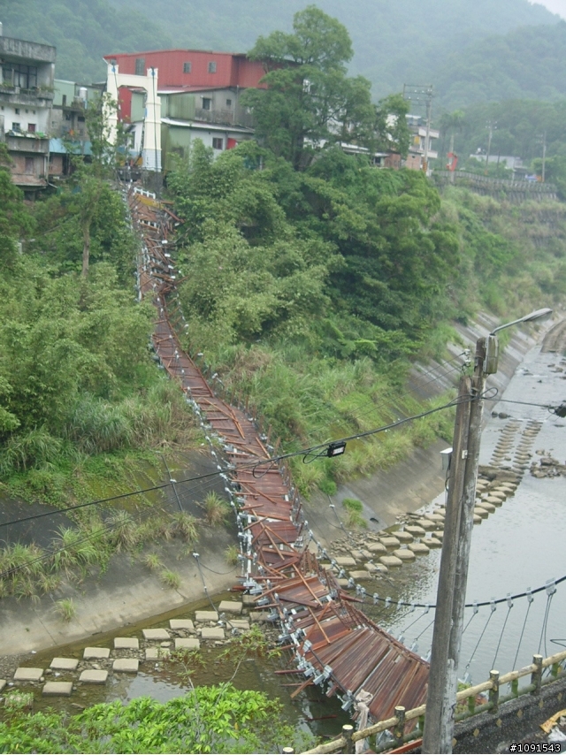 老王馬路消息..十分靜安吊橋 6/11早上突然斷裂..!回味以前拍下照片..!