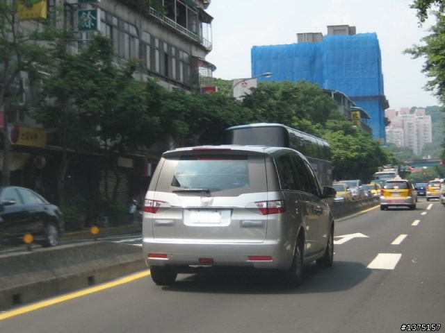 路上活逮掛牌的Luxgen MPV