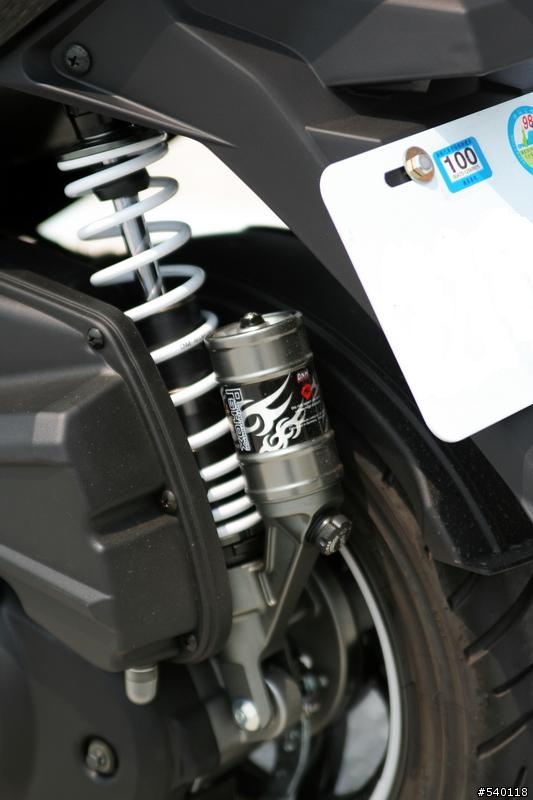 [分享] 黑綠版SUZUKI NEX+倒掛式氮氣後避震+小歐黃金燈泡+車廂燈