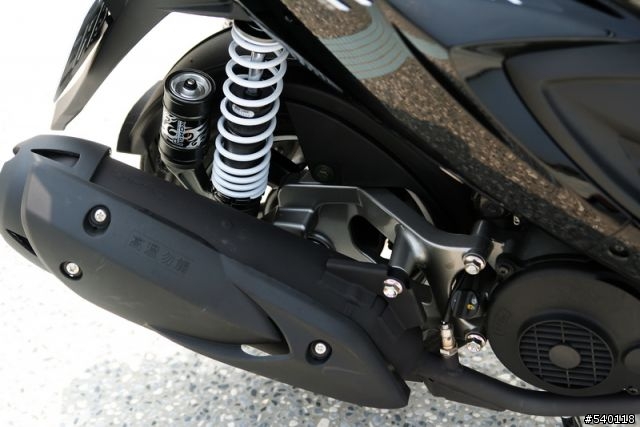 [分享] 黑綠版SUZUKI NEX+倒掛式氮氣後避震+小歐黃金燈泡+車廂燈