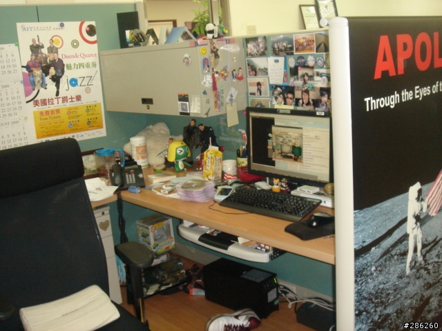 大家一起分享自己的辦公環境吧....
