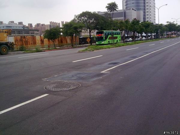 好景不常，果然是台北市的路面。