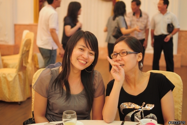 室內拍攝    色溫及白平衡該調整多少膚色才會比較自然??