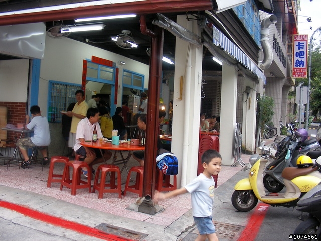 (高雄美食)鹽埕區木屋家常料理~~小黃（開業已近３８年，我在近３０年前就光顧過了）