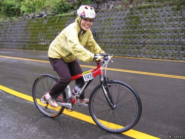 2009武嶺鐵馬高峰會前三名和部份女車友照片