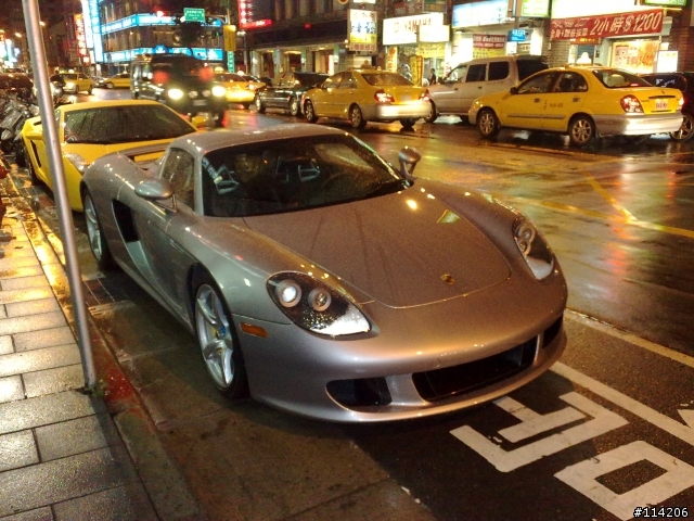 吉林路上今晚出現2台超跑!
