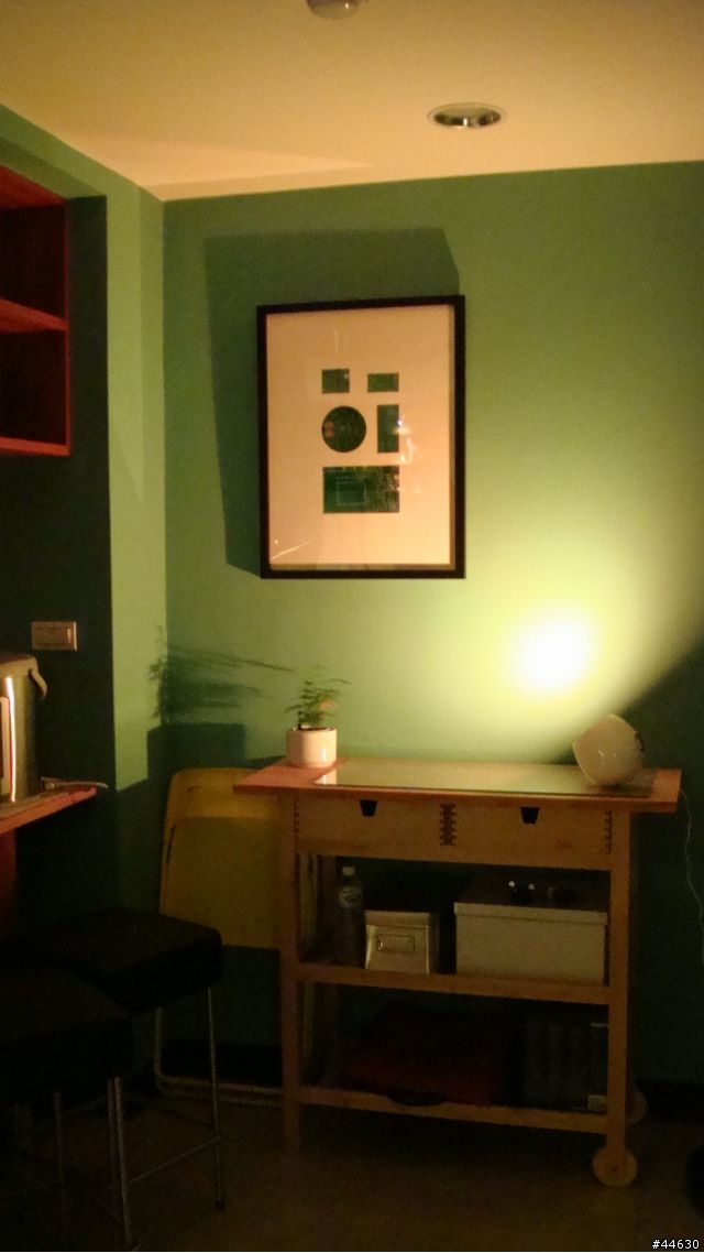 [開箱]PHILIPS Living Colors LED迷你情調燈 - 每個人的心中 , 都有一個夜店少年~