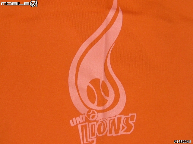 分享~今天去台南棒球場買的戰利品,加一件福岡軟體鷹T恤