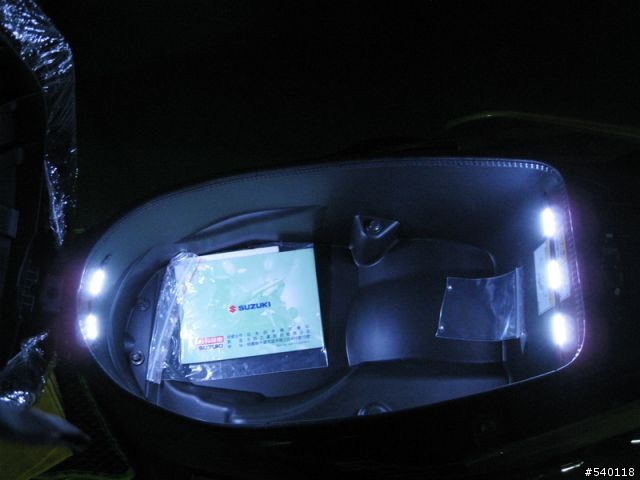[分享] 黑綠版SUZUKI NEX+倒掛式氮氣後避震+小歐黃金燈泡+車廂燈