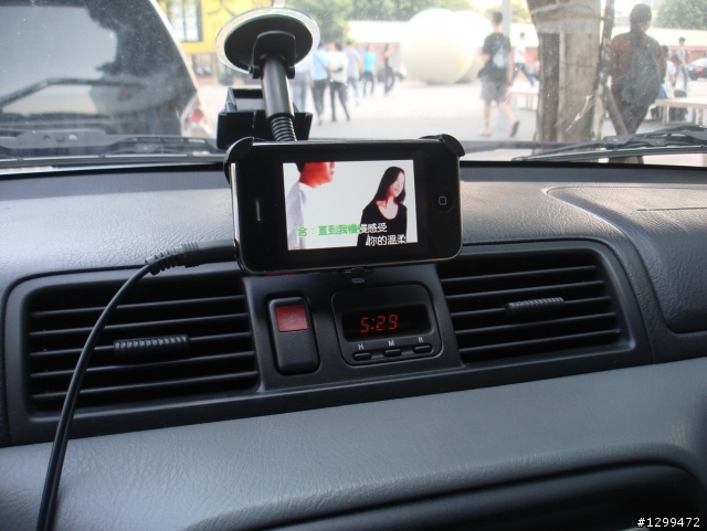 終於找到一個便宜又實用的iPhone 3G車架!!