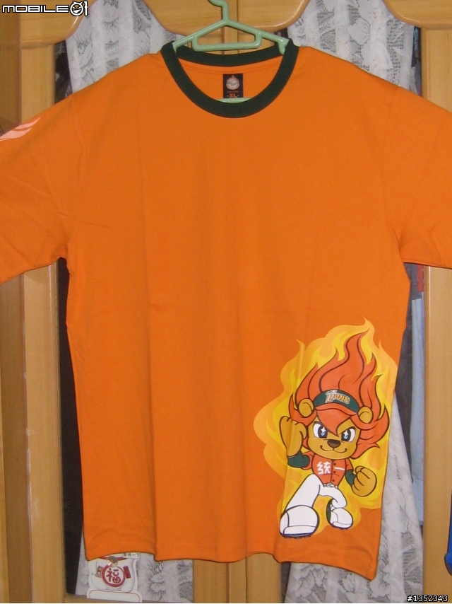 分享~今天去台南棒球場買的戰利品,加一件福岡軟體鷹T恤