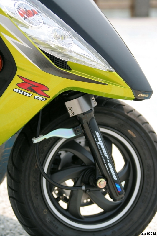[分享] 黑綠版SUZUKI NEX+倒掛式氮氣後避震+小歐黃金燈泡+車廂燈