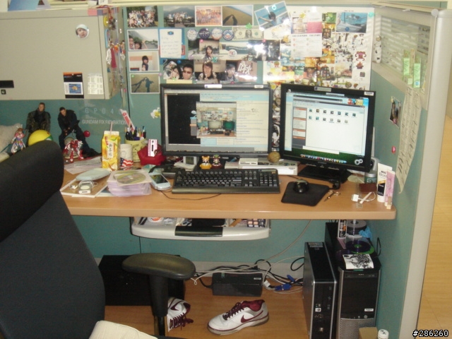 大家一起分享自己的辦公環境吧....