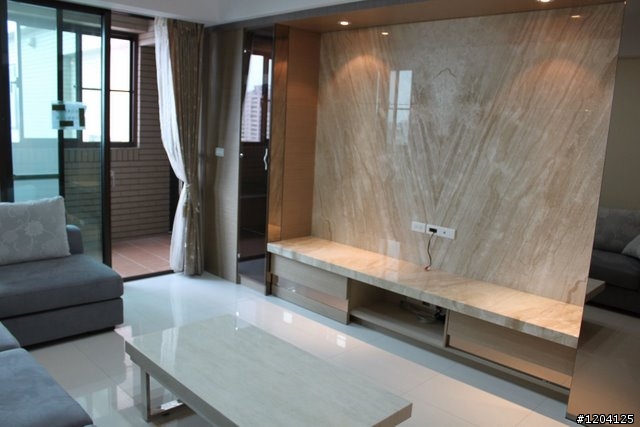 請問這個訂做的餐桌椅和房子的裝潢搭嗎?