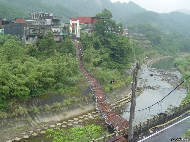 老王馬路消息..十分靜安吊橋 6/11早上突然斷裂..!回味以前拍下照片..!