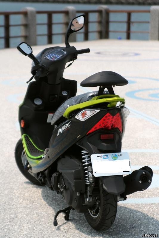 [分享] 黑綠版SUZUKI NEX+倒掛式氮氣後避震+小歐黃金燈泡+車廂燈