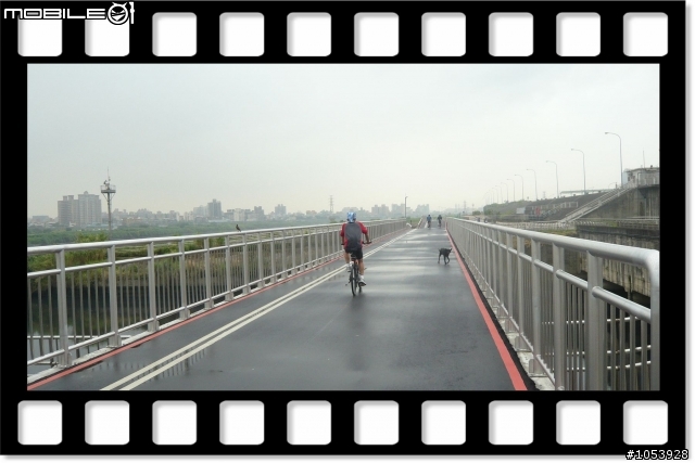 大漢溪右岸自行車跨溝渠的引道都完工了！