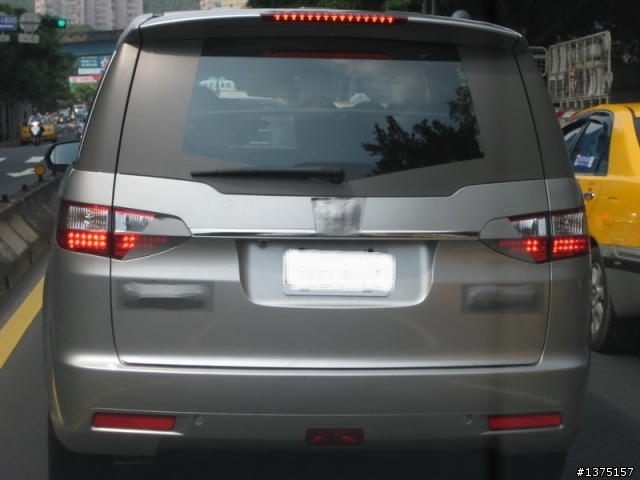 路上活逮掛牌的Luxgen MPV