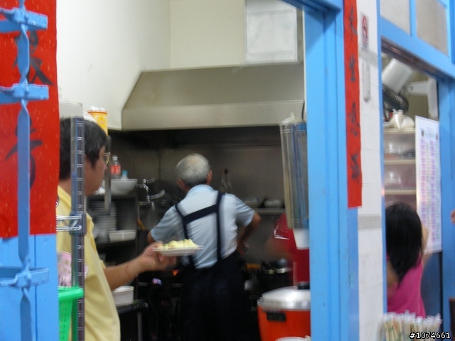 (高雄美食)鹽埕區木屋家常料理~~小黃（開業已近３８年，我在近３０年前就光顧過了）