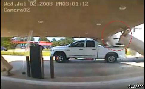 Dodge Ram把銀行撞倒了