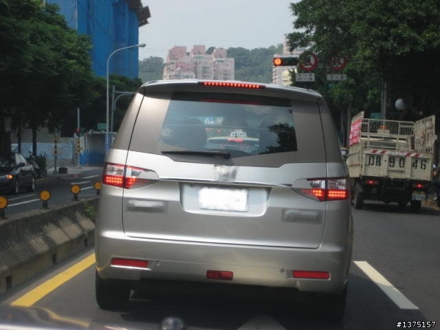 路上活逮掛牌的Luxgen MPV