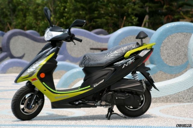 [分享] 黑綠版SUZUKI NEX+倒掛式氮氣後避震+小歐黃金燈泡+車廂燈