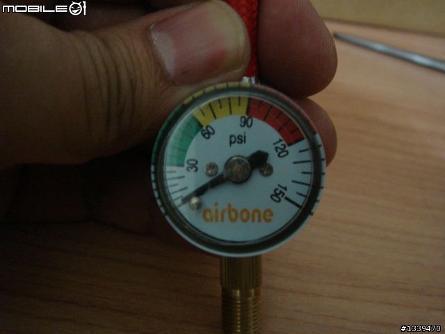 BETO 超輕迷你攜帶型CO2氣體補充自動打氣筒 & airbone 軟管式-氣壓表  異想天開的組合..開箱文