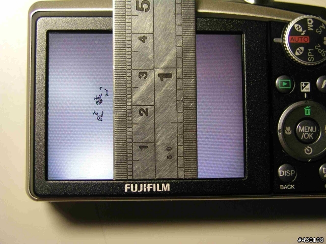 是否有人因Fine Pix F50fd 所附皮套造成lcd 有異