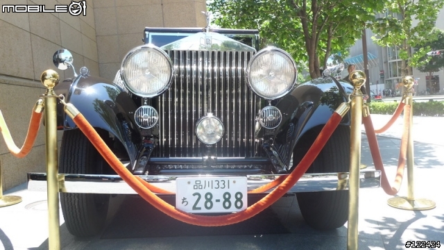 這台1937年的老車，不知該放那，借我放這邊吧...