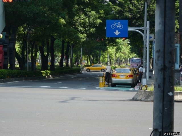 佔用腳踏車道的計程車