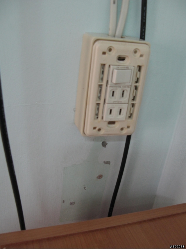 請問 水電達人~ 插座盒子改上移 幫我看 這樣的線路安全嗎?