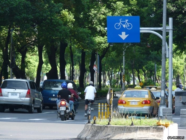佔用腳踏車道的計程車