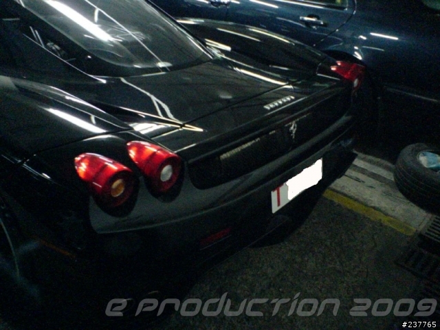 又是那車庫 -- 看見 黑色 ENZO