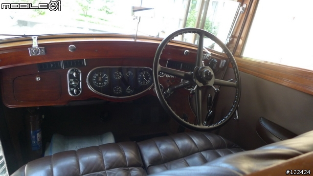 這台1937年的老車，不知該放那，借我放這邊吧...