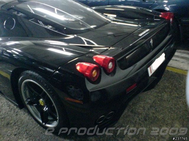 又是那車庫 -- 看見 黑色 ENZO