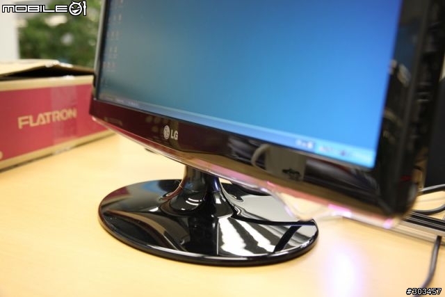 [正妹] LG 開箱文  W2261VP-PFV 美型系列液晶螢幕