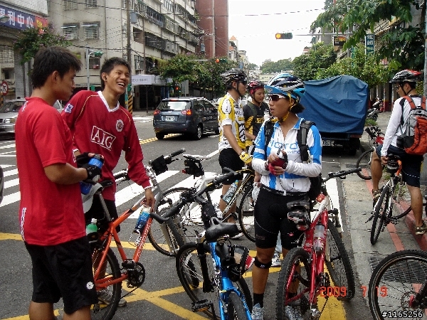 【照片】07/19星期日 汐萬上五指山下碧山巖