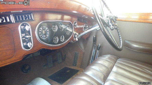 這台1937年的老車，不知該放那，借我放這邊吧...