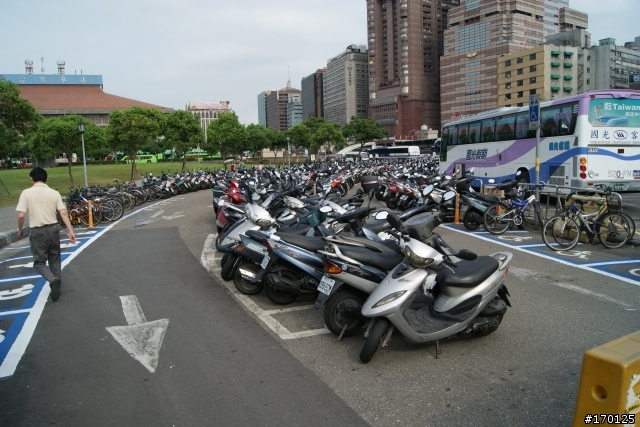 台北火車站旁最大的機車停車場將走入歷史...(有真相)