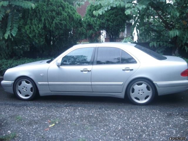 這應該是90年代的AMG E55吧